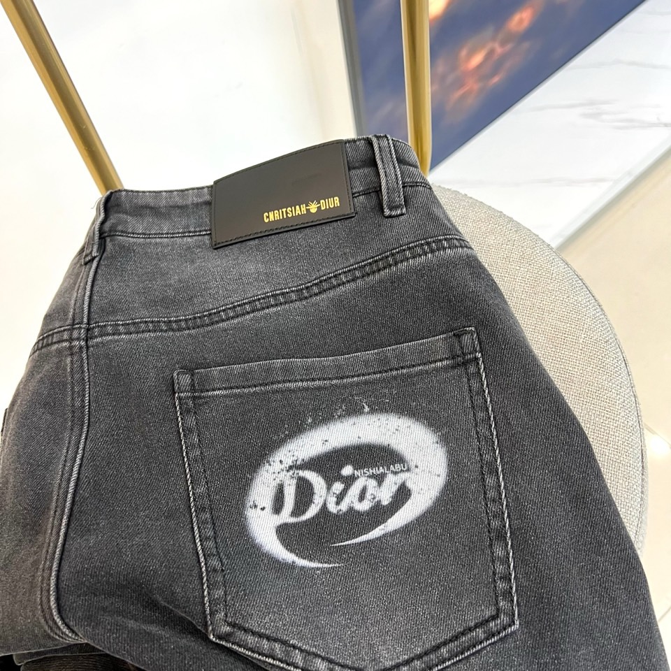 Dio迪奥、2026春夏新品牛仔裤，以复古水洗为主调，后腰精致品牌标点缀，彰显匠心底蕴。后袋左侧饰有标志
