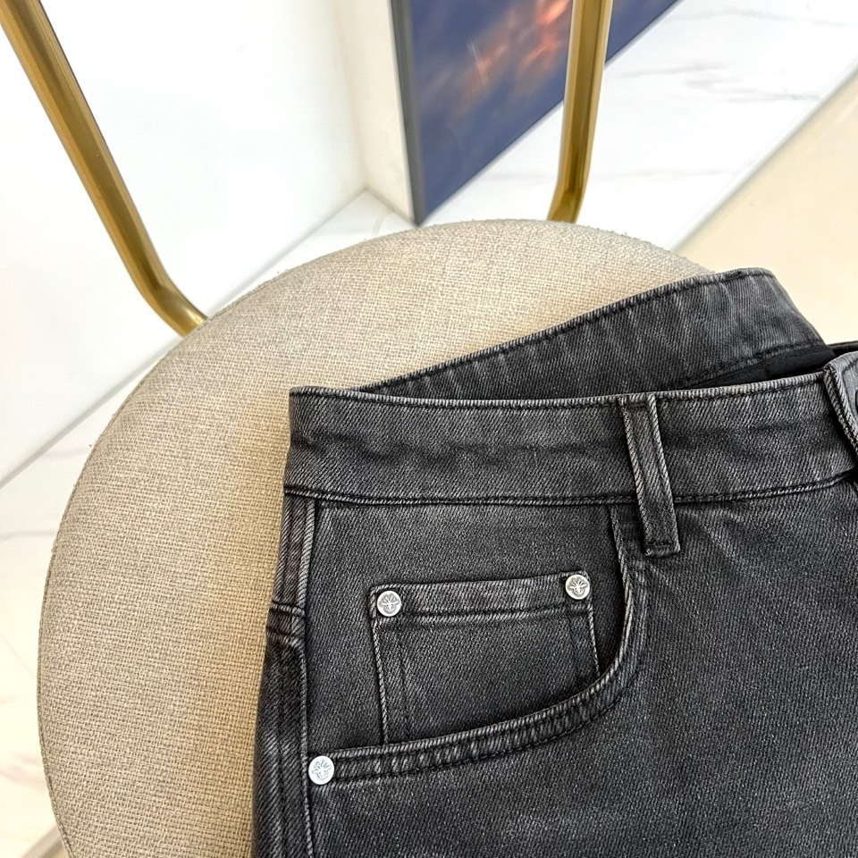 Dio迪奥、2026春夏新品牛仔裤，以复古水洗为主调，后腰精致品牌标点缀，彰显匠心底蕴。后袋左侧饰有标志