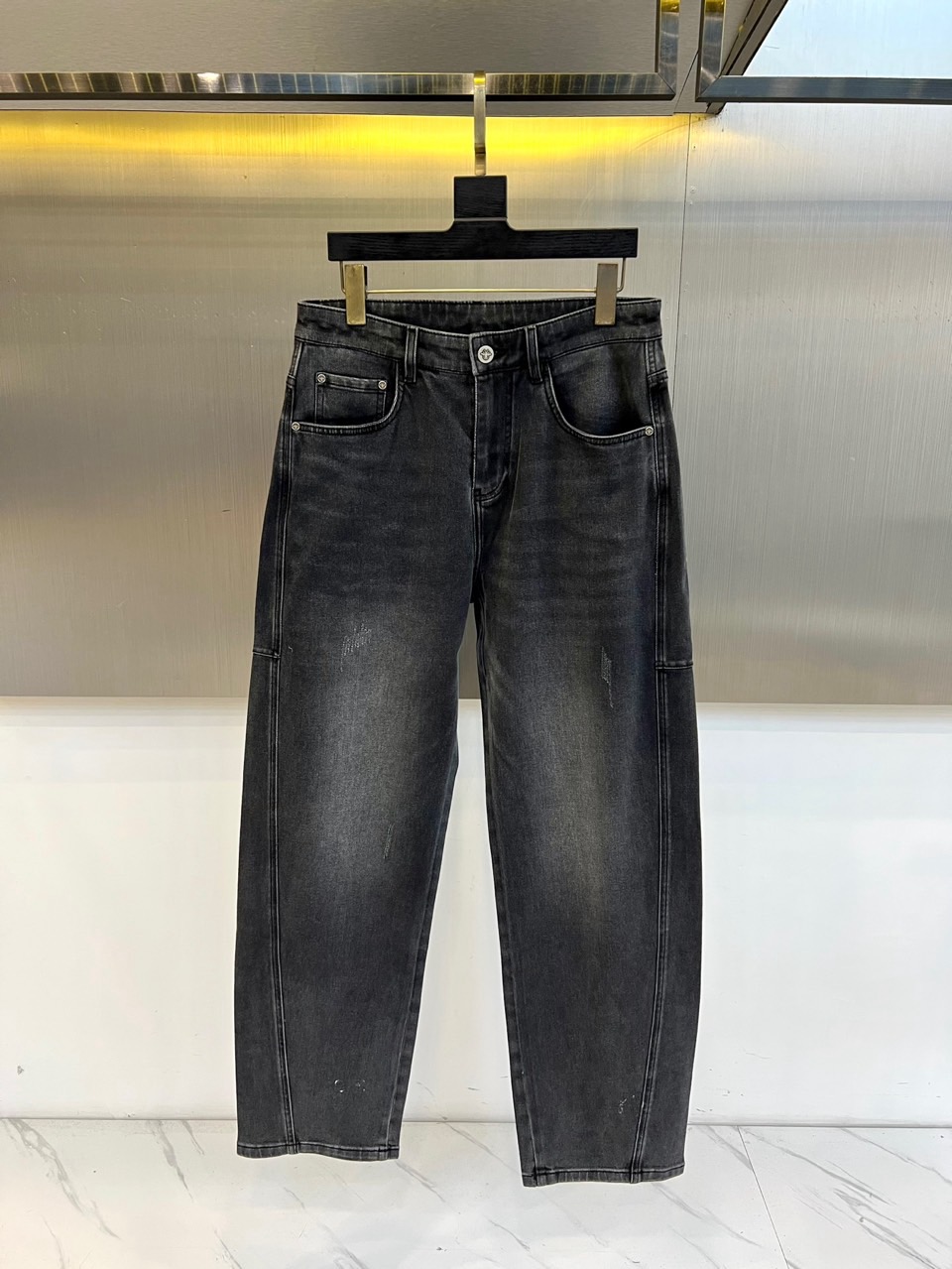 Dio迪奥、2026春夏新品牛仔裤，以复古水洗为主调，后腰精致品牌标点缀，彰显匠心底蕴。后袋左侧饰有标志