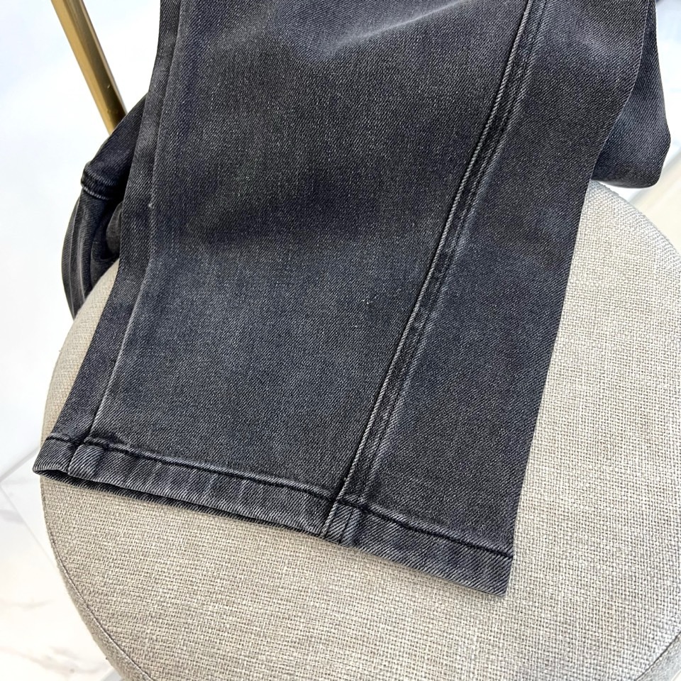 Dio迪奥、2026春夏新品牛仔裤，以复古水洗为主调，后腰精致品牌标点缀，彰显匠心底蕴。后袋左侧饰有标志