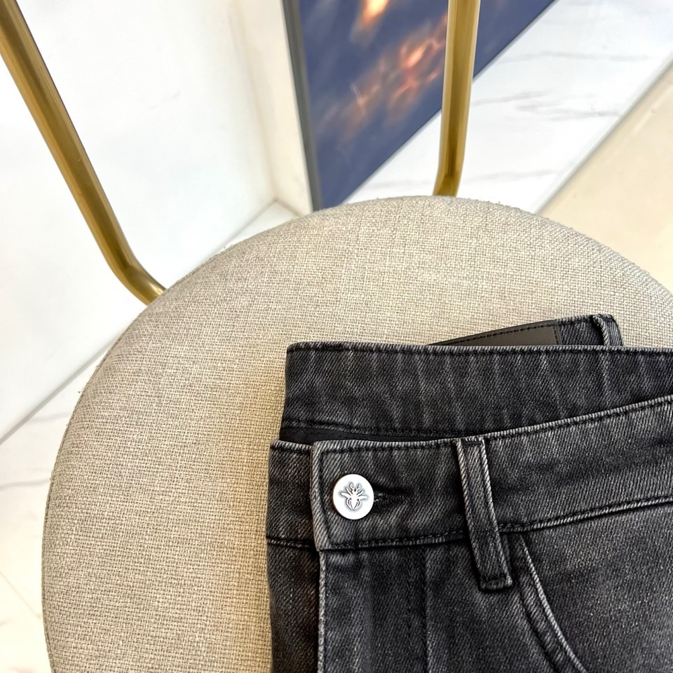 Dio迪奥、2026春夏新品牛仔裤，以复古水洗为主调，后腰精致品牌标点缀，彰显匠心底蕴。后袋左侧饰有标志