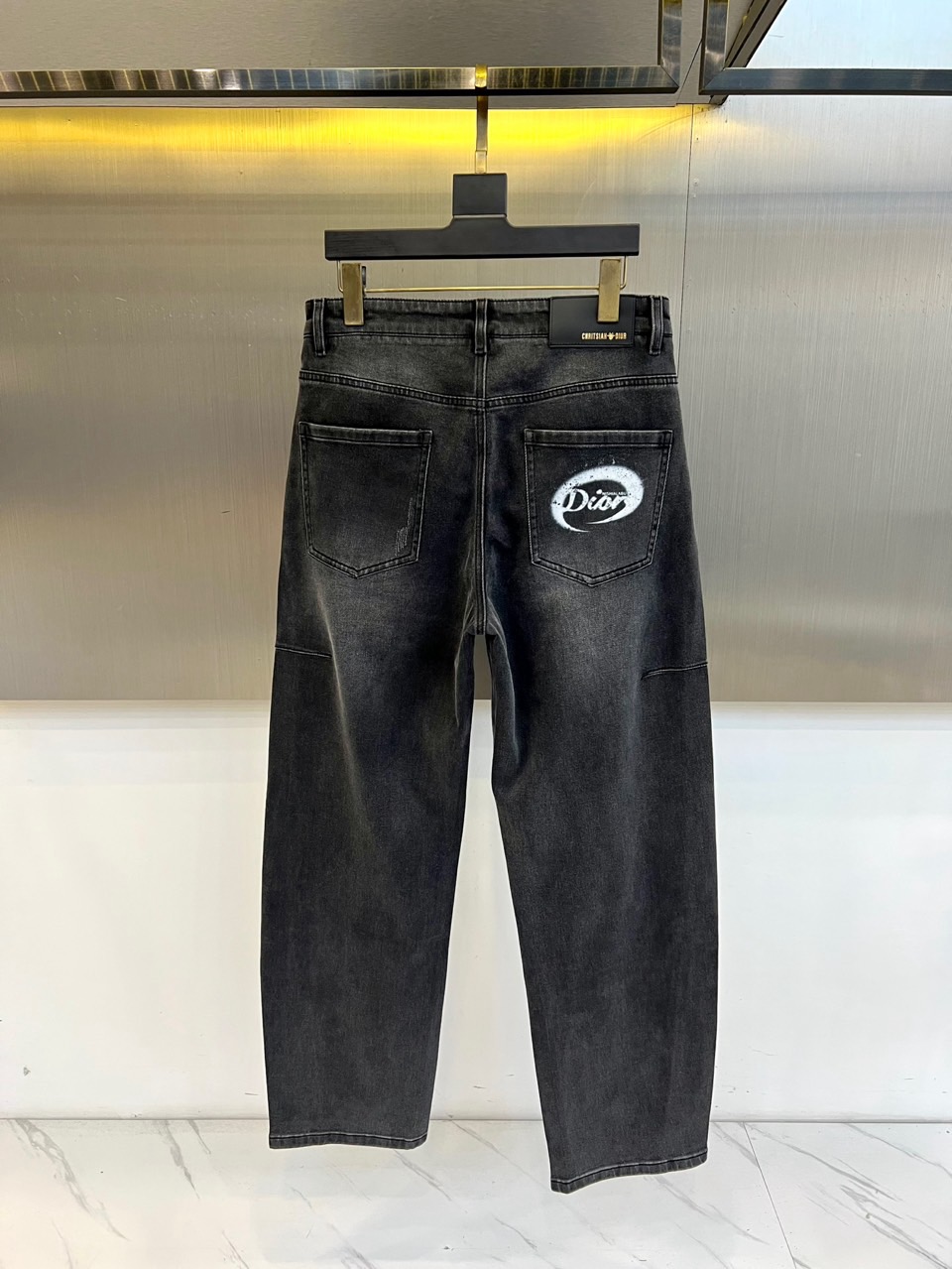 Dio迪奥、2026春夏新品牛仔裤，以复古水洗为主调，后腰精致品牌标点缀，彰显匠心底蕴。后袋左侧饰有标志