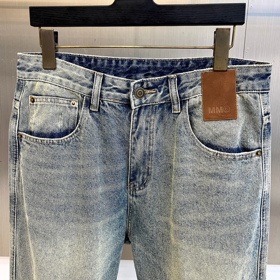 Maison margiel马吉拉、2026春夏新品复古破洞做旧牛仔裤，以经典丹宁重塑潮流态度。宽松直筒