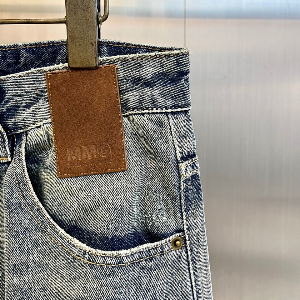 Maison margiel马吉拉、2026春夏新品复古破洞做旧牛仔裤，以经典丹宁重塑潮流态度。宽松直筒