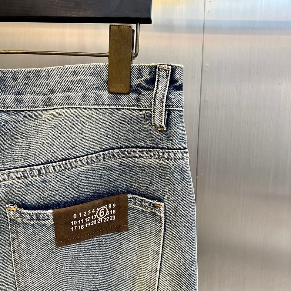 Maison margiel马吉拉、2026春夏新品复古破洞做旧牛仔裤，以经典丹宁重塑潮流态度。宽松直筒