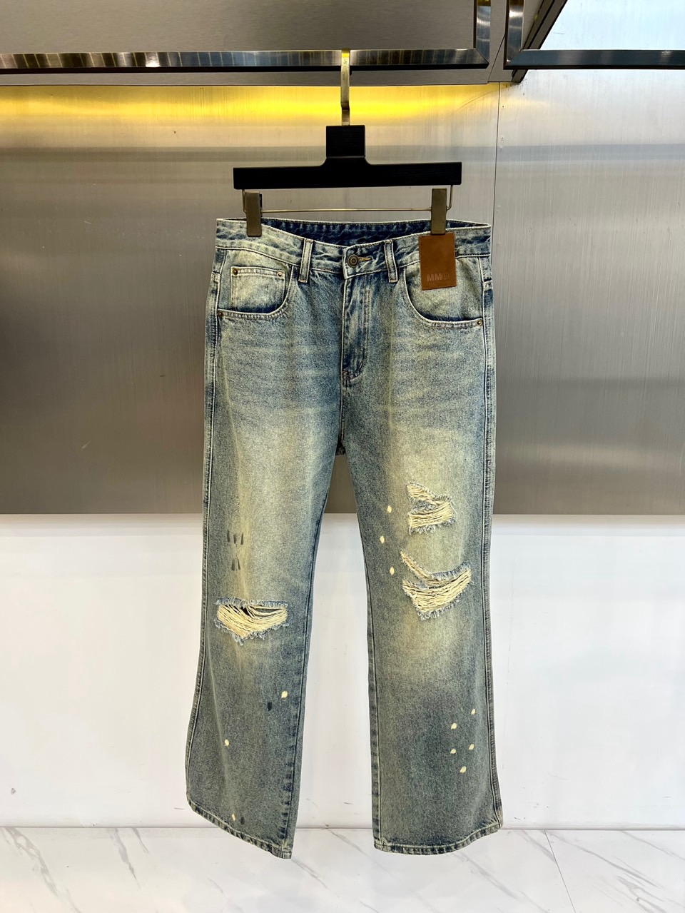 Maison margiel马吉拉、2026春夏新品复古破洞做旧牛仔裤，以经典丹宁重塑潮流态度。宽松直筒
