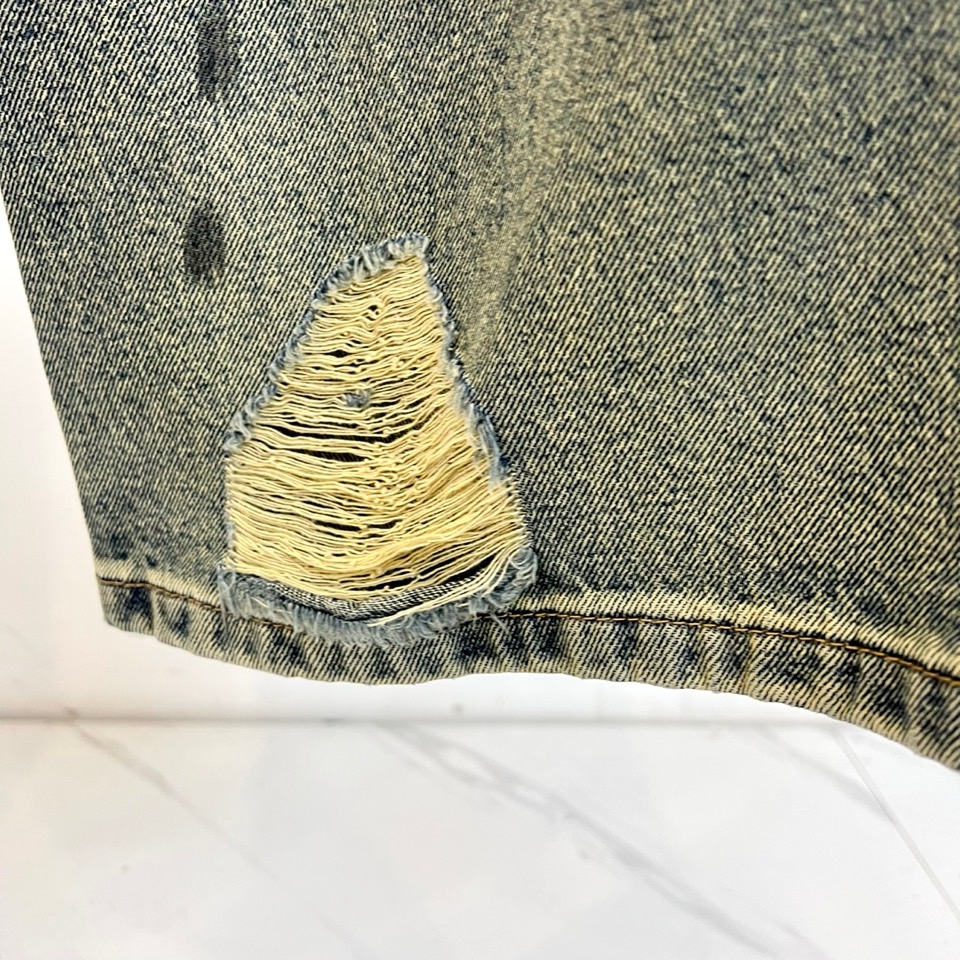 Maison margiel马吉拉、2026春夏新品复古破洞做旧牛仔裤，以经典丹宁重塑潮流态度。宽松直筒