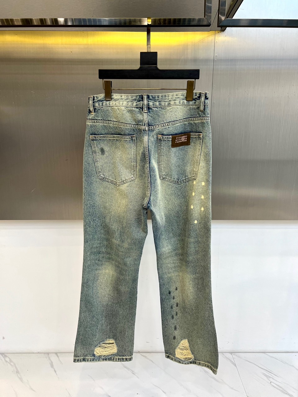 Maison margiel马吉拉、2026春夏新品复古破洞做旧牛仔裤，以经典丹宁重塑潮流态度。宽松直筒