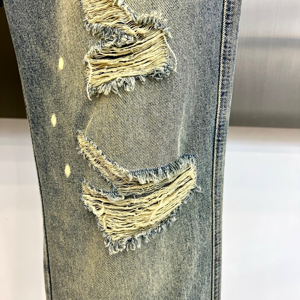 Maison margiel马吉拉、2026春夏新品复古破洞做旧牛仔裤，以经典丹宁重塑潮流态度。宽松直筒