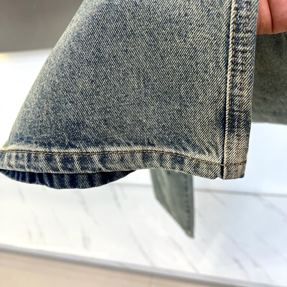 Maison margiel马吉拉、2026春夏新品复古破洞做旧牛仔裤，以经典丹宁重塑潮流态度。宽松直筒