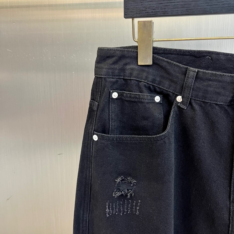 Chrome Herad克罗心、2026春夏新品破洞牛仔裤，以高街潮流与复古做旧融合打造吸睛单品。版型为