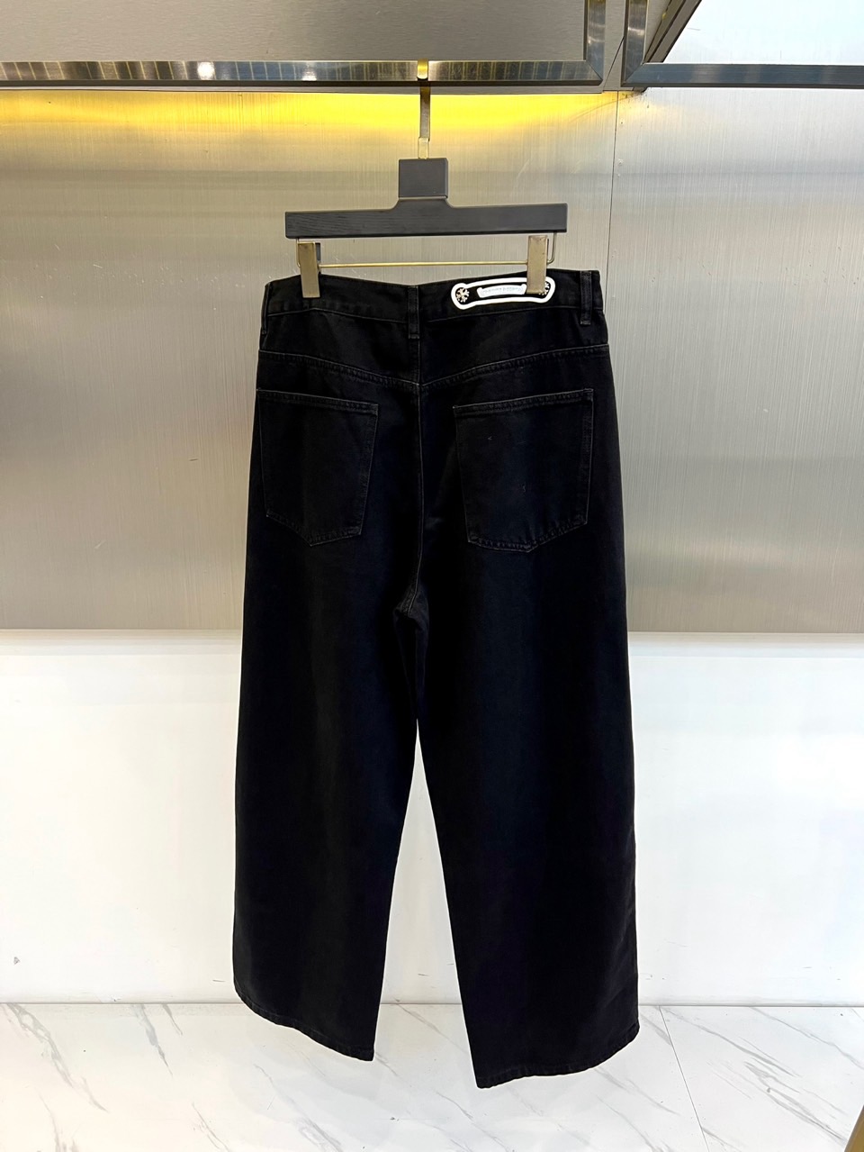 Chrome Herad克罗心、2026春夏新品破洞牛仔裤，以高街潮流与复古做旧融合打造吸睛单品。版型为