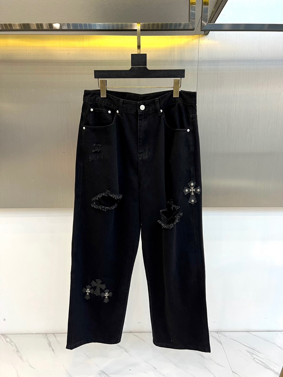 Chrome Herad克罗心、2026春夏新品破洞牛仔裤，以高街潮流与复古做旧融合打造吸睛单品。版型为