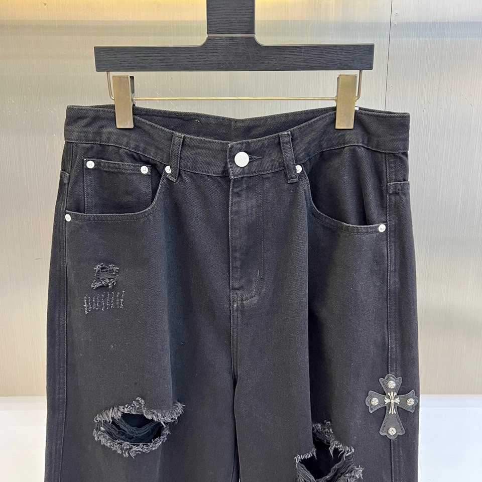 Chrome Herad克罗心、2026春夏新品破洞牛仔裤，以高街潮流与复古做旧融合打造吸睛单品。版型为
