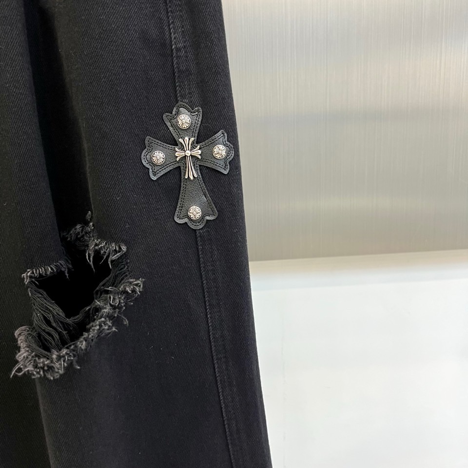 Chrome Herad克罗心、2026春夏新品破洞牛仔裤，以高街潮流与复古做旧融合打造吸睛单品。版型为