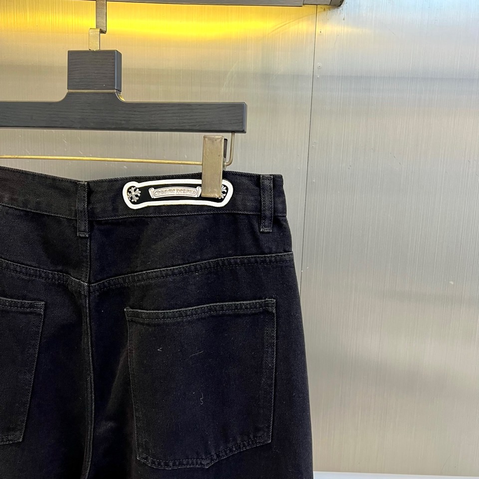 Chrome Herad克罗心、2026春夏新品破洞牛仔裤，以高街潮流与复古做旧融合打造吸睛单品。版型为