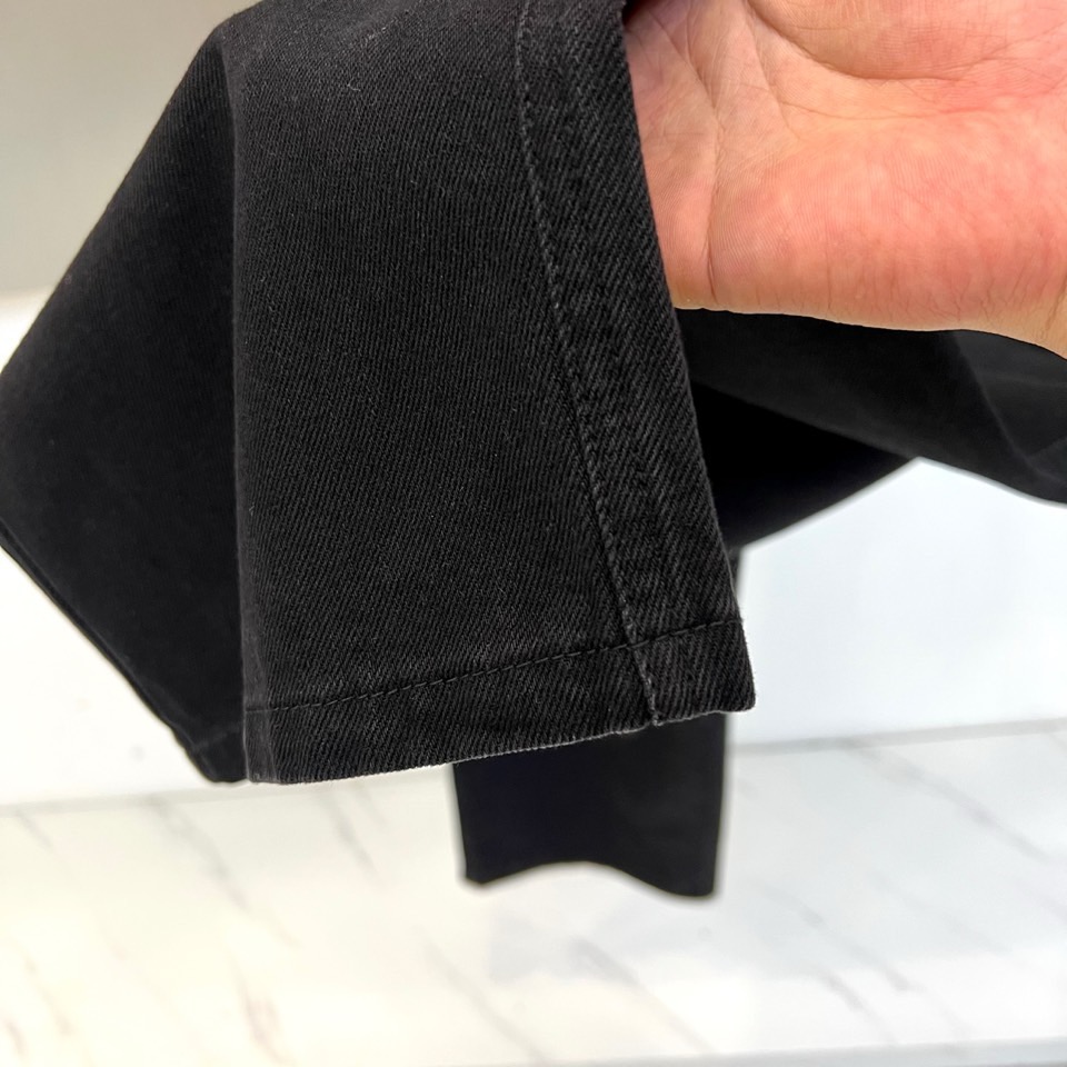 Chrome Herad克罗心、2026春夏新品破洞牛仔裤，以高街潮流与复古做旧融合打造吸睛单品。版型为