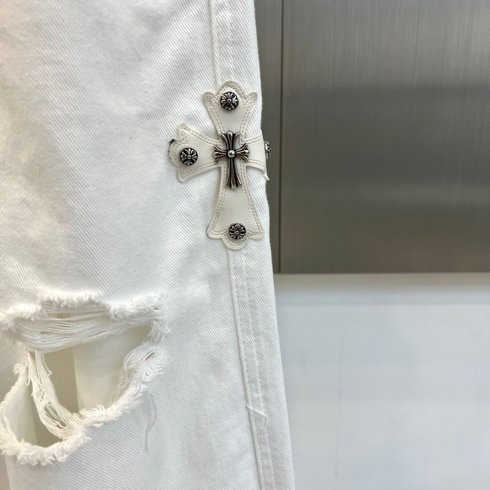 Chrome Herad克罗心、2026春夏新品破洞牛仔裤，以高街潮流与复古做旧融合打造吸睛单品。版型为