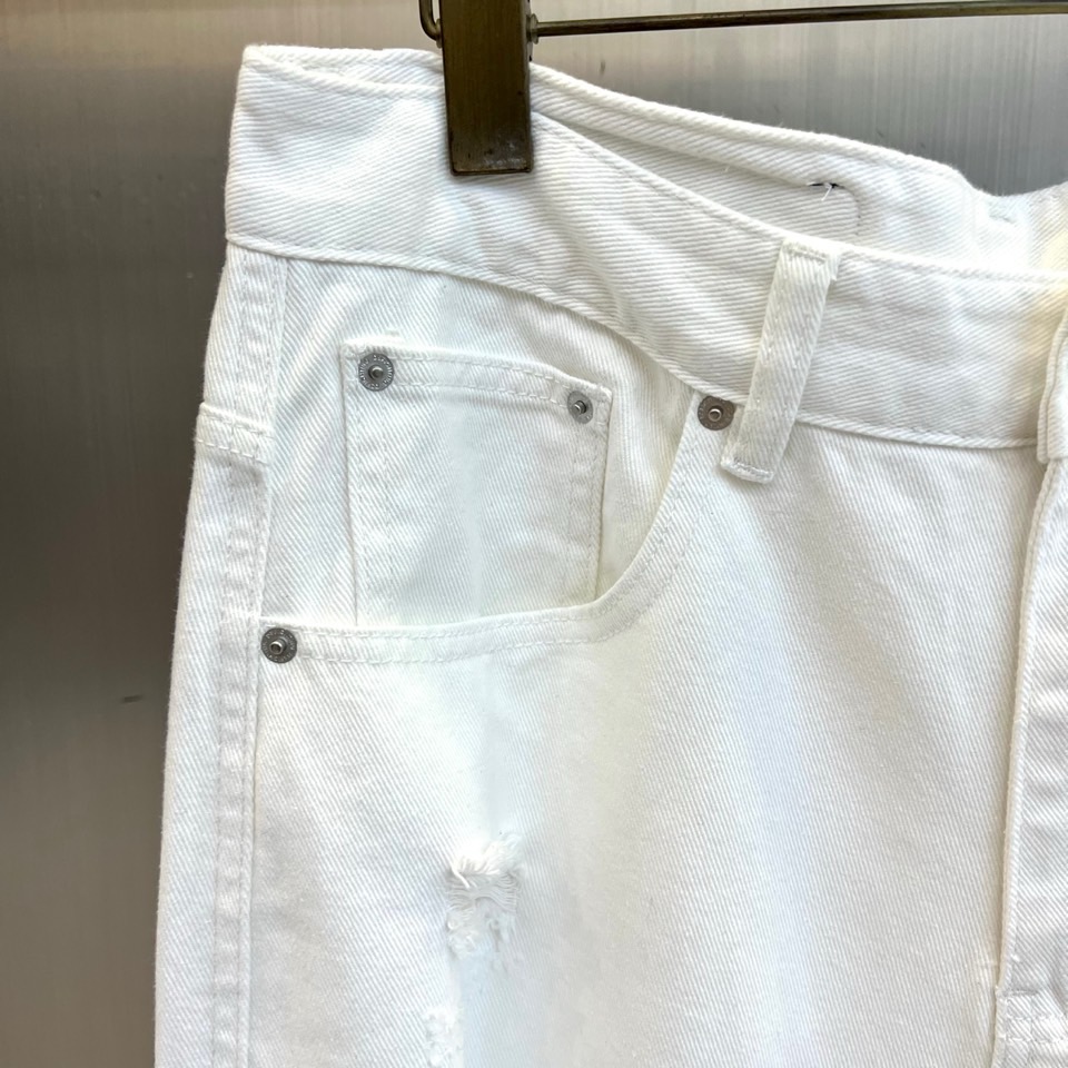 Chrome Herad克罗心、2026春夏新品破洞牛仔裤，以高街潮流与复古做旧融合打造吸睛单品。版型为