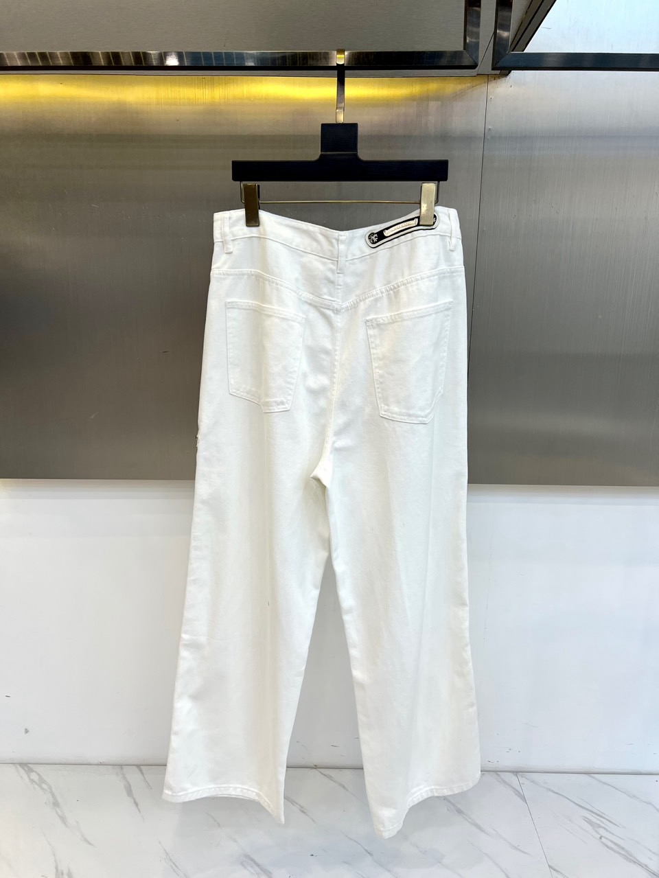 Chrome Herad克罗心、2026春夏新品破洞牛仔裤，以高街潮流与复古做旧融合打造吸睛单品。版型为