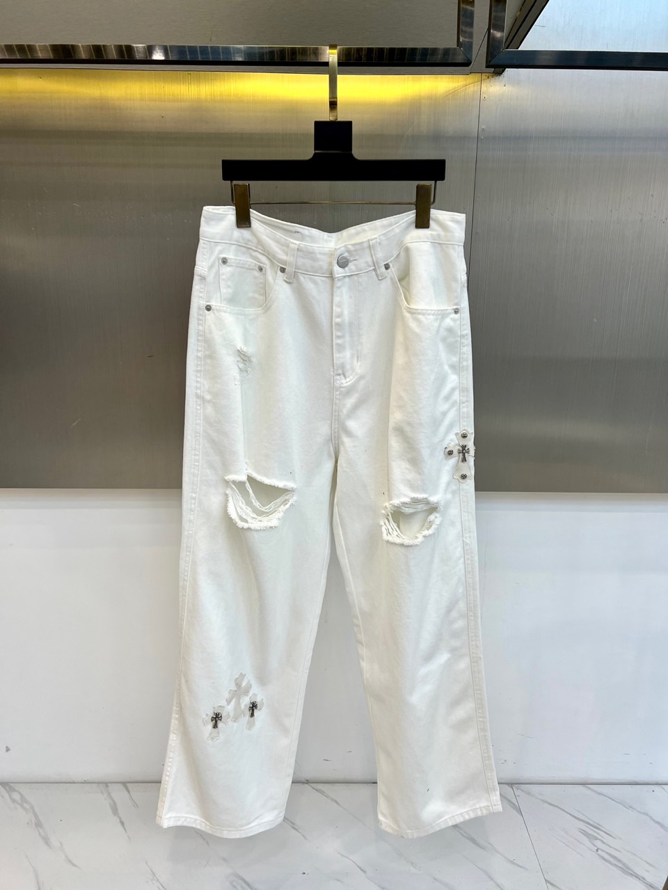 Chrome Herad克罗心、2026春夏新品破洞牛仔裤，以高街潮流与复古做旧融合打造吸睛单品。版型为