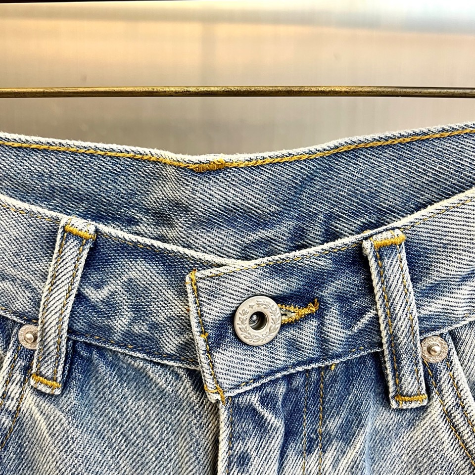 Chrome Herad克罗心、2026春夏新品破洞直筒牛仔裤，以水洗工艺还原复古做旧质感，高腰剪裁优化