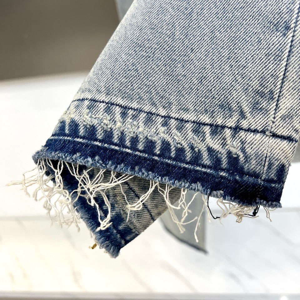 Chrome Herad克罗心、2026春夏新品破洞直筒牛仔裤，以水洗工艺还原复古做旧质感，高腰剪裁优化