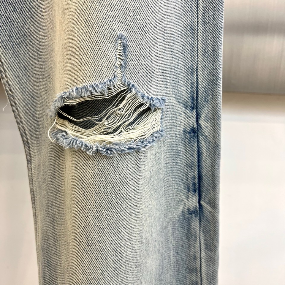 Chrome Herad克罗心、2026春夏新品破洞直筒牛仔裤，以水洗工艺还原复古做旧质感，高腰剪裁优化