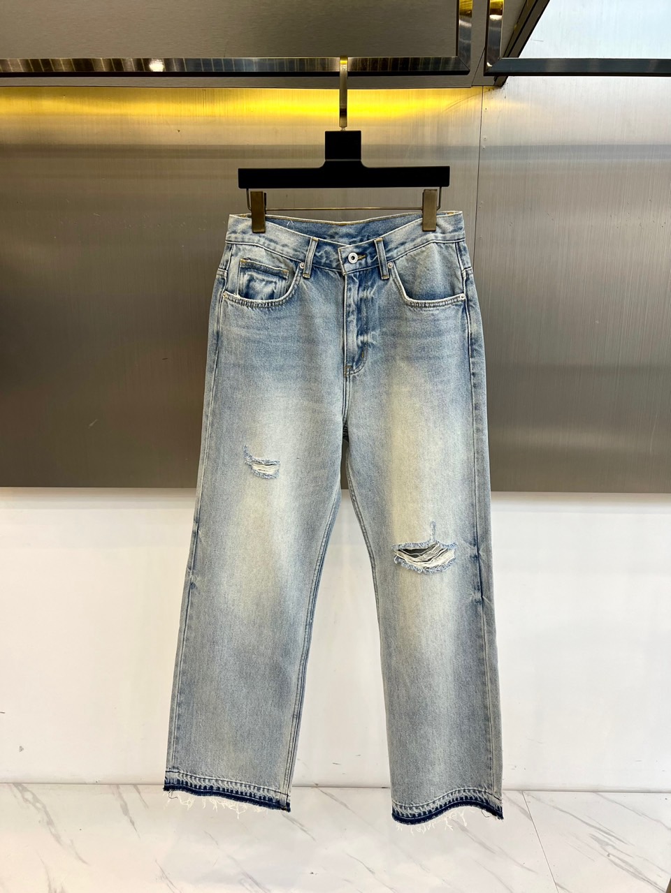 Chrome Herad克罗心、2026春夏新品破洞直筒牛仔裤，以水洗工艺还原复古做旧质感，高腰剪裁优化