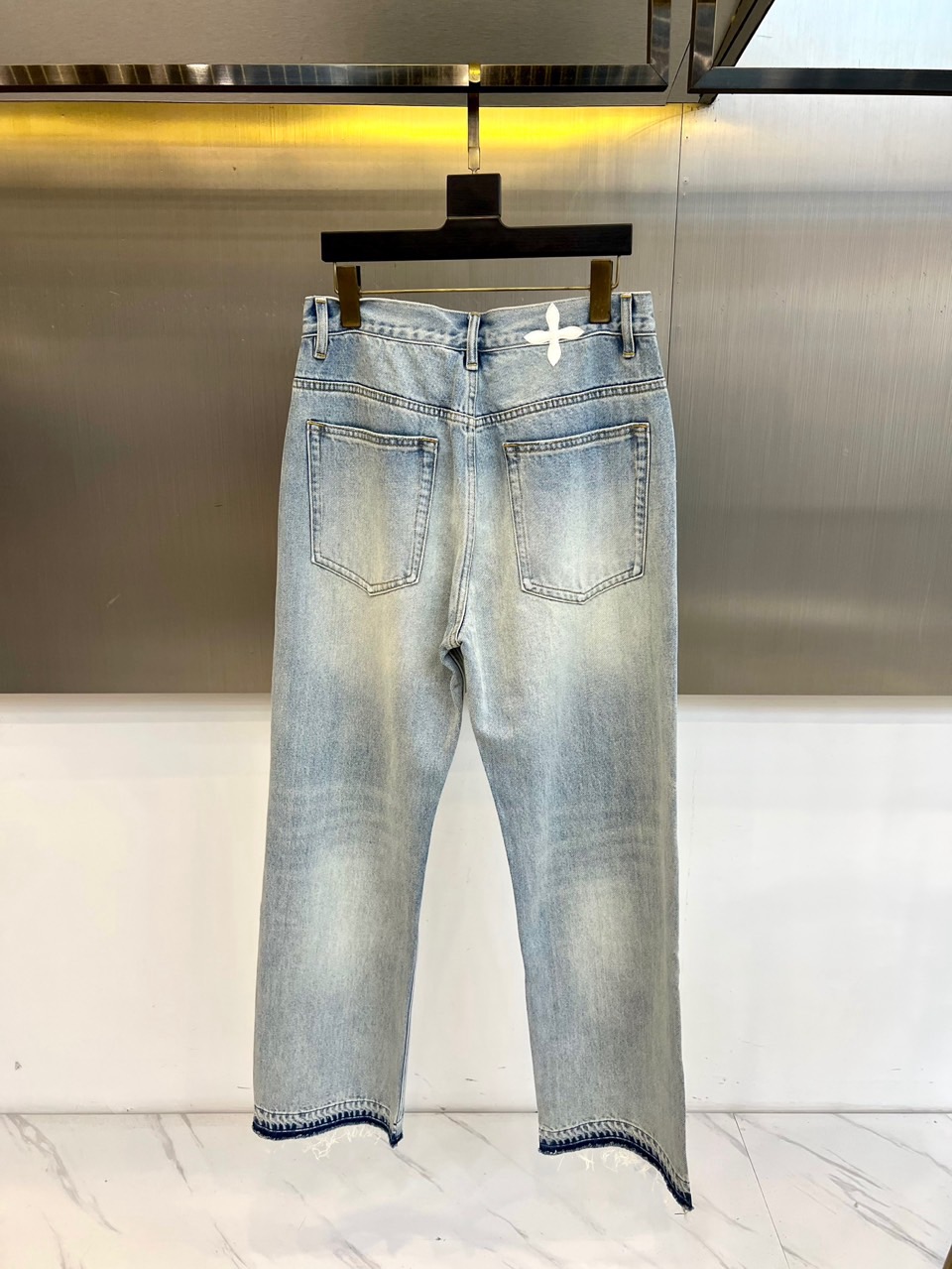 Chrome Herad克罗心、2026春夏新品破洞直筒牛仔裤，以水洗工艺还原复古做旧质感，高腰剪裁优化
