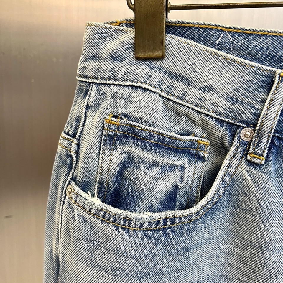 Chrome Herad克罗心、2026春夏新品破洞直筒牛仔裤，以水洗工艺还原复古做旧质感，高腰剪裁优化