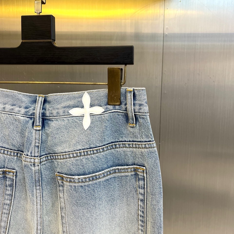 Chrome Herad克罗心、2026春夏新品破洞直筒牛仔裤，以水洗工艺还原复古做旧质感，高腰剪裁优化