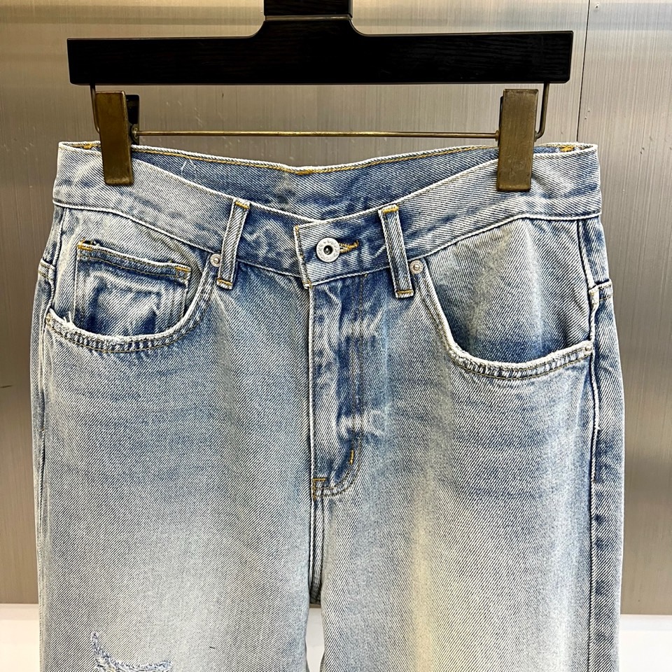 Chrome Herad克罗心、2026春夏新品破洞直筒牛仔裤，以水洗工艺还原复古做旧质感，高腰剪裁优化