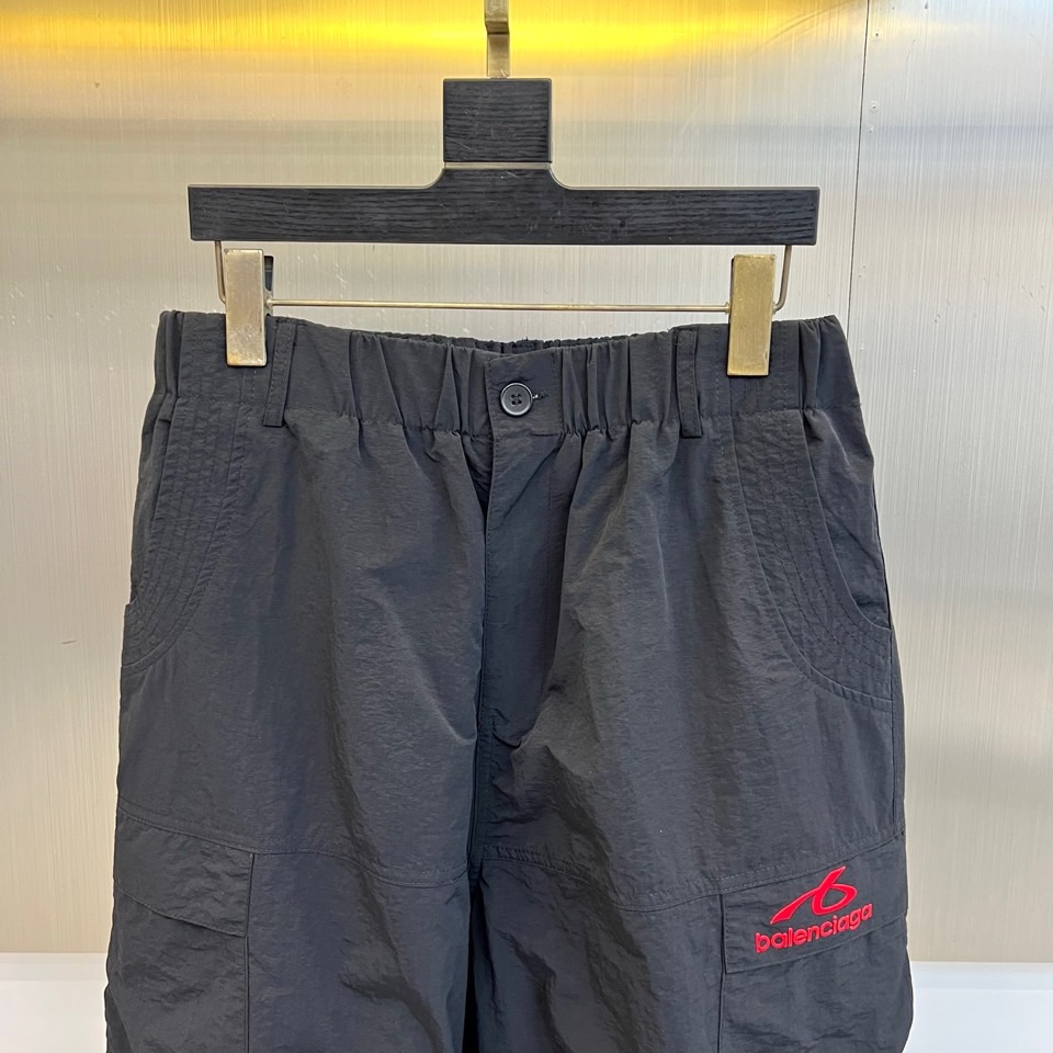 Ba巴黎世家、2026春夏全新休闲工装裤，以利落剪裁与潮流设计重塑日常穿搭。采用100%尼龙面料，轻盈透