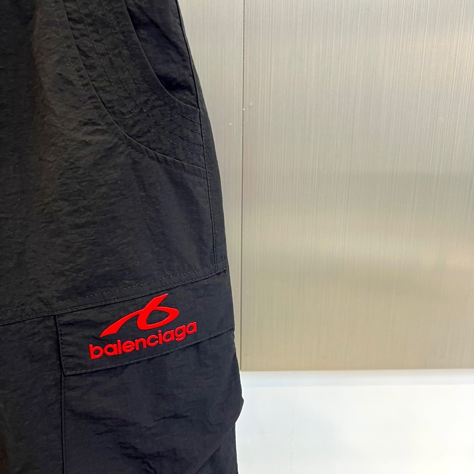 Ba巴黎世家、2026春夏全新休闲工装裤，以利落剪裁与潮流设计重塑日常穿搭。采用100%尼龙面料，轻盈透