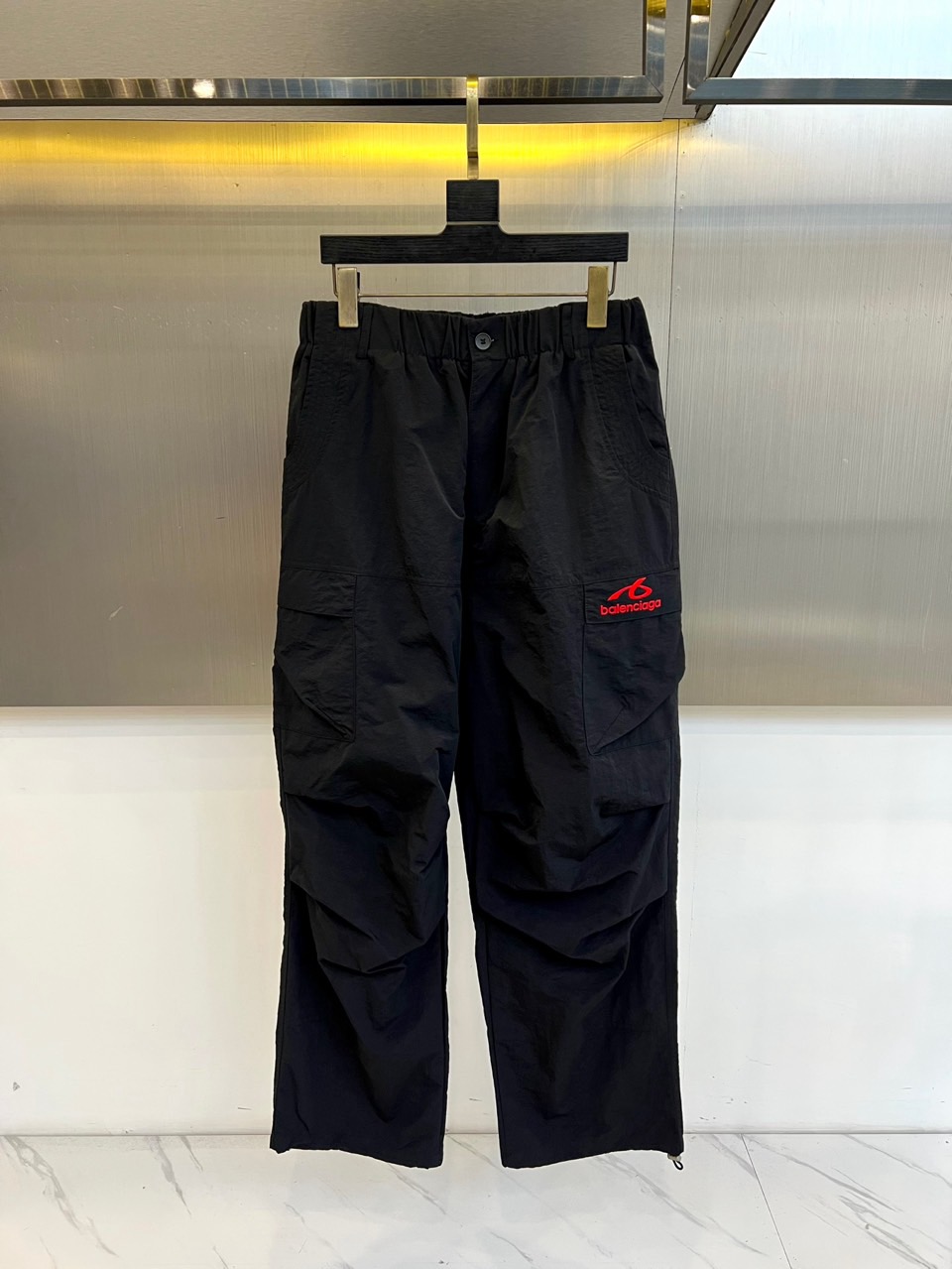 Ba巴黎世家、2026春夏全新休闲工装裤，以利落剪裁与潮流设计重塑日常穿搭。采用100%尼龙面料，轻盈透