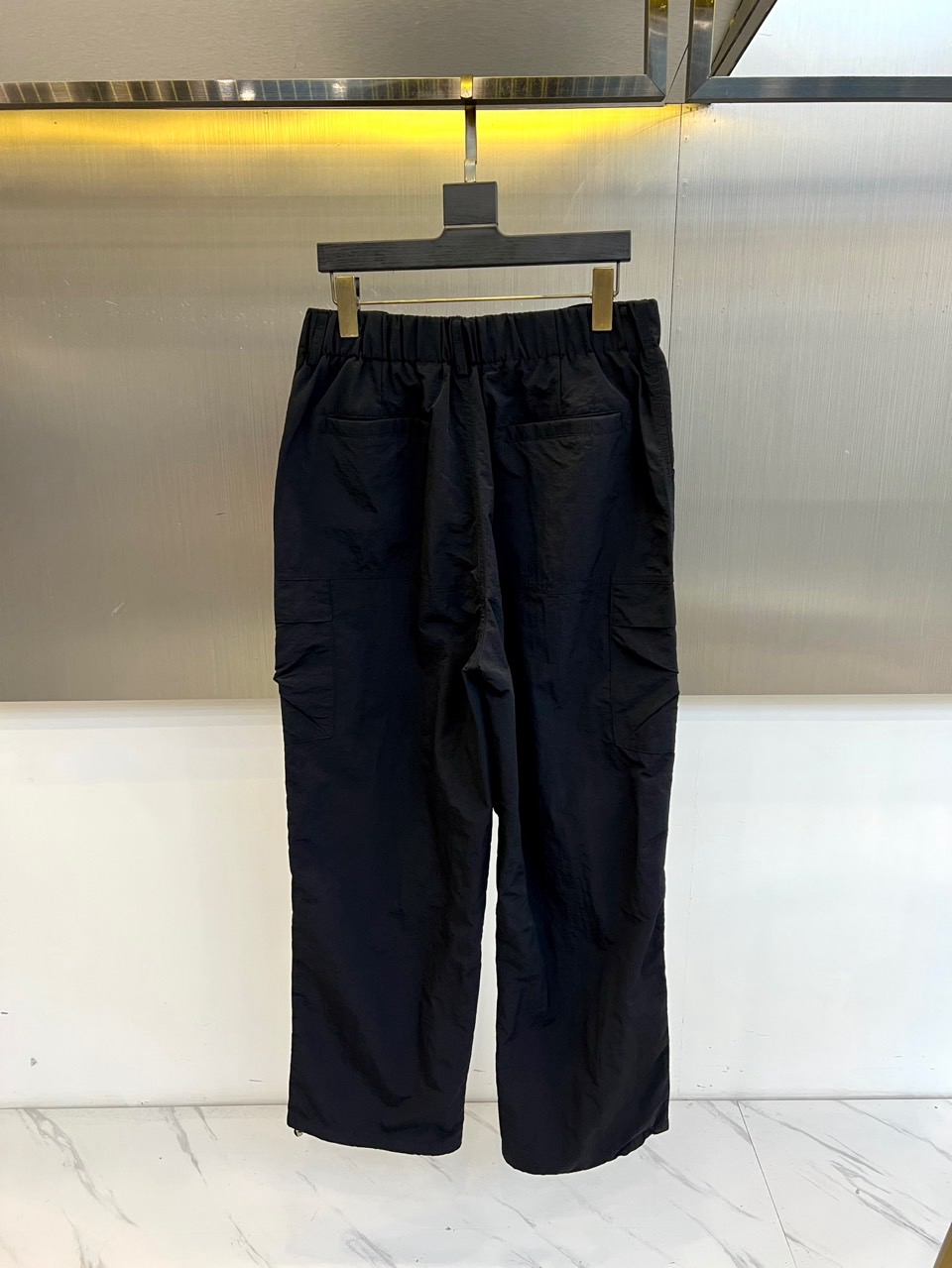 Ba巴黎世家、2026春夏全新休闲工装裤，以利落剪裁与潮流设计重塑日常穿搭。采用100%尼龙面料，轻盈透