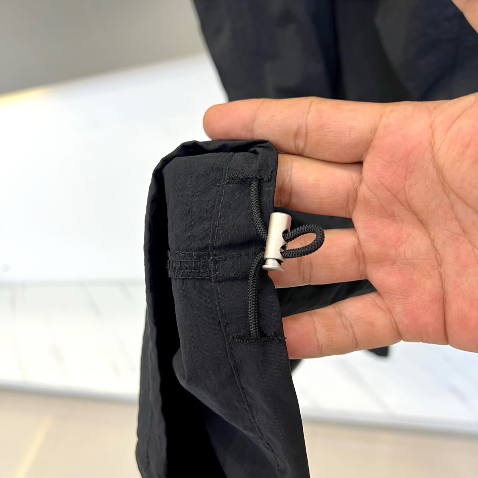 Ba巴黎世家、2026春夏全新休闲工装裤，以利落剪裁与潮流设计重塑日常穿搭。采用100%尼龙面料，轻盈透