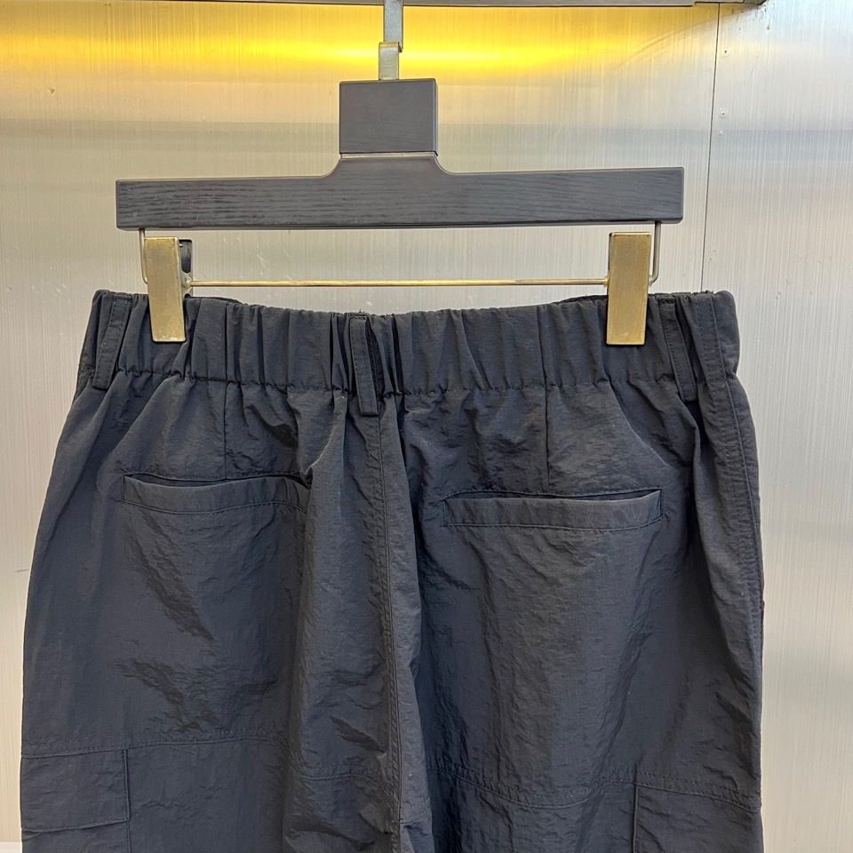 Ba巴黎世家、2026春夏全新休闲工装裤，以利落剪裁与潮流设计重塑日常穿搭。采用100%尼龙面料，轻盈透