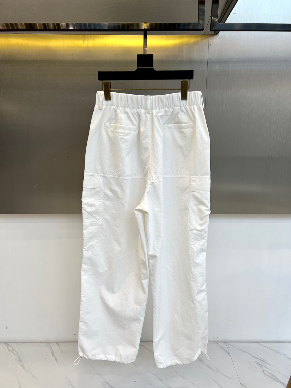 Ba巴黎世家、2026春夏全新休闲工装裤，以利落剪裁与潮流设计重塑日常穿搭。采用100%尼龙面料，轻盈透