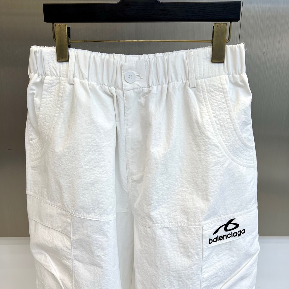 Ba巴黎世家、2026春夏全新休闲工装裤，以利落剪裁与潮流设计重塑日常穿搭。采用100%尼龙面料，轻盈透