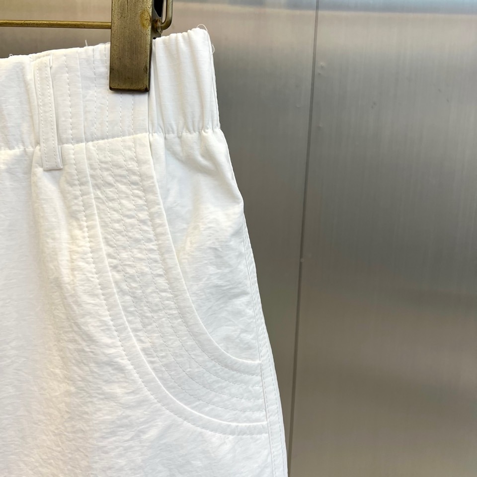 Ba巴黎世家、2026春夏全新休闲工装裤，以利落剪裁与潮流设计重塑日常穿搭。采用100%尼龙面料，轻盈透