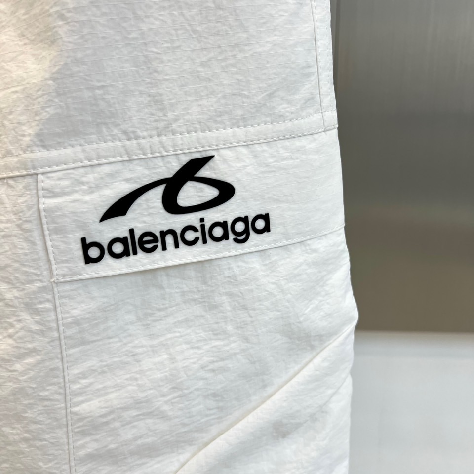 Ba巴黎世家、2026春夏全新休闲工装裤，以利落剪裁与潮流设计重塑日常穿搭。采用100%尼龙面料，轻盈透