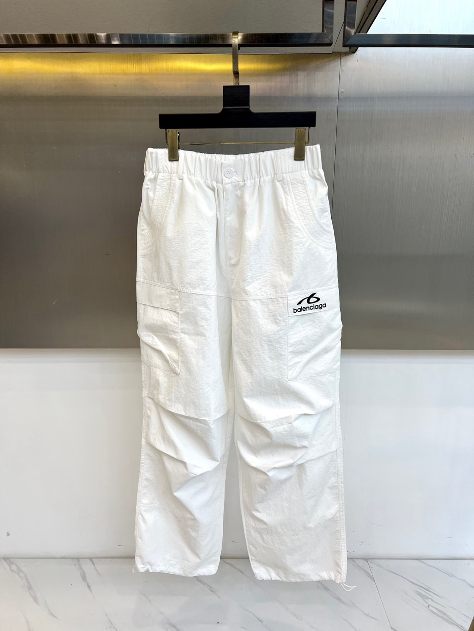 Ba巴黎世家、2026春夏全新休闲工装裤，以利落剪裁与潮流设计重塑日常穿搭。采用100%尼龙面料，轻盈透