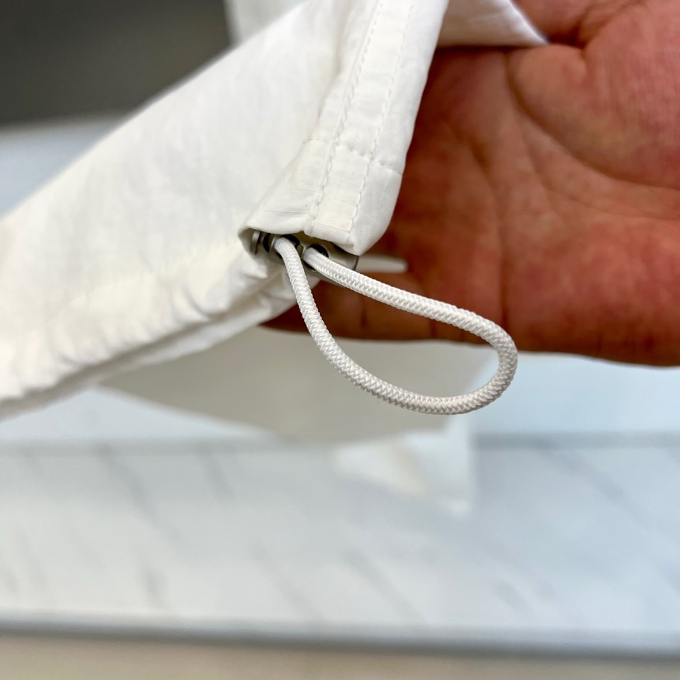 Ba巴黎世家、2026春夏全新休闲工装裤，以利落剪裁与潮流设计重塑日常穿搭。采用100%尼龙面料，轻盈透