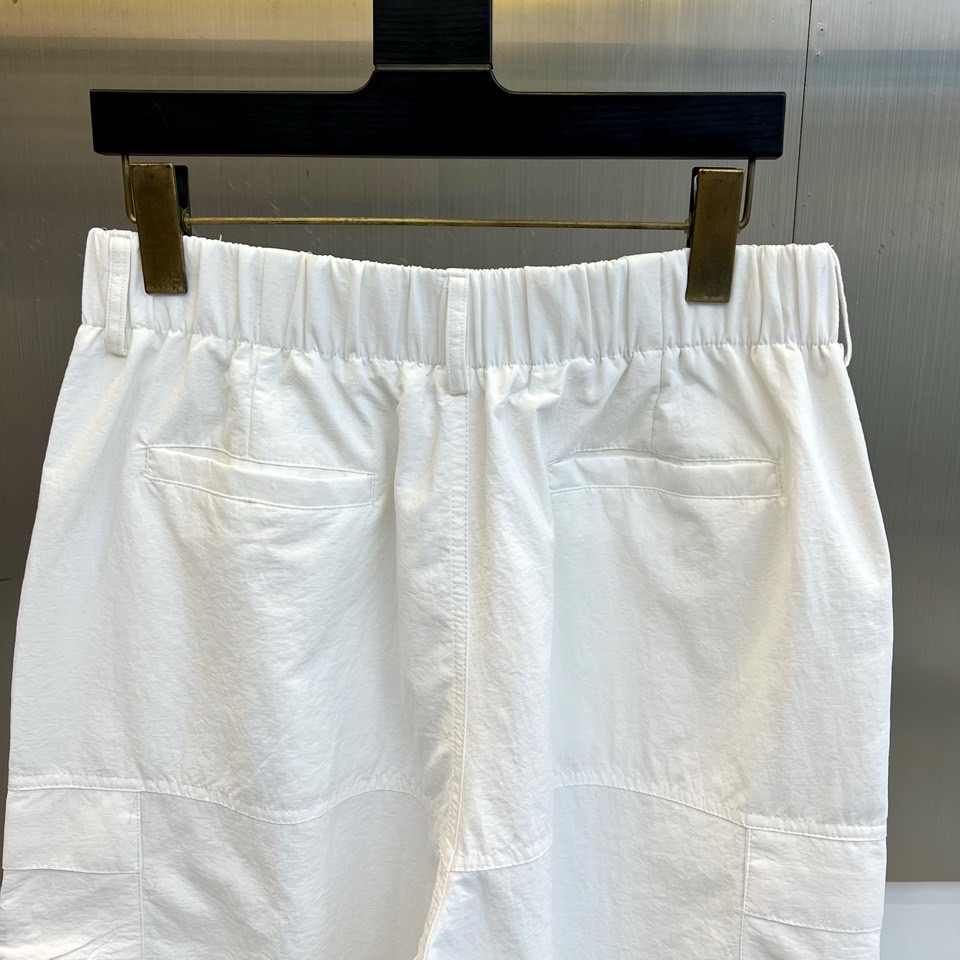 Ba巴黎世家、2026春夏全新休闲工装裤，以利落剪裁与潮流设计重塑日常穿搭。采用100%尼龙面料，轻盈透