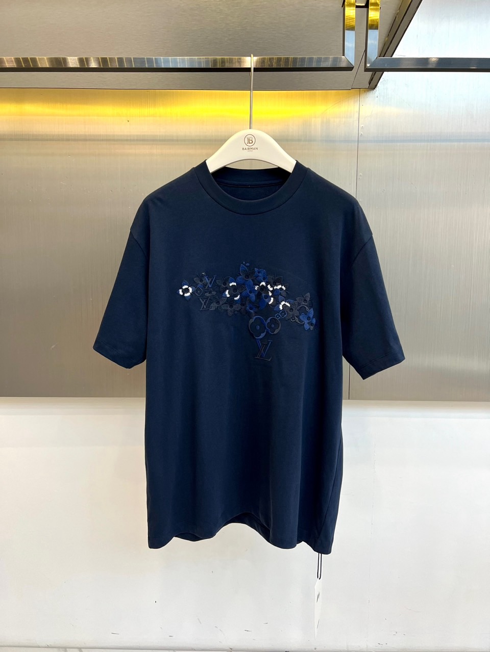 1v威登、2026春夏新品T恤震撼登场！这款短袖T恤采用100%优质棉质面料，亲肤透气，带来极致的穿着舒