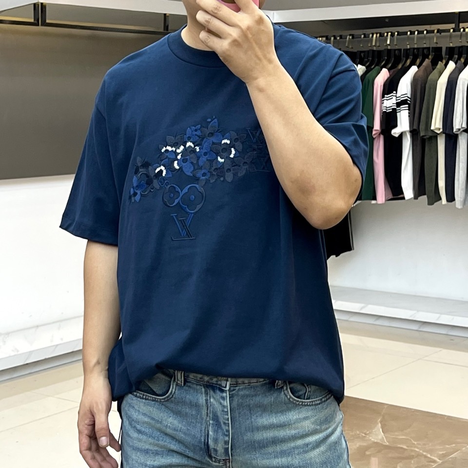 1v威登、2026春夏新品T恤震撼登场！这款短袖T恤采用100%优质棉质面料，亲肤透气，带来极致的穿着舒