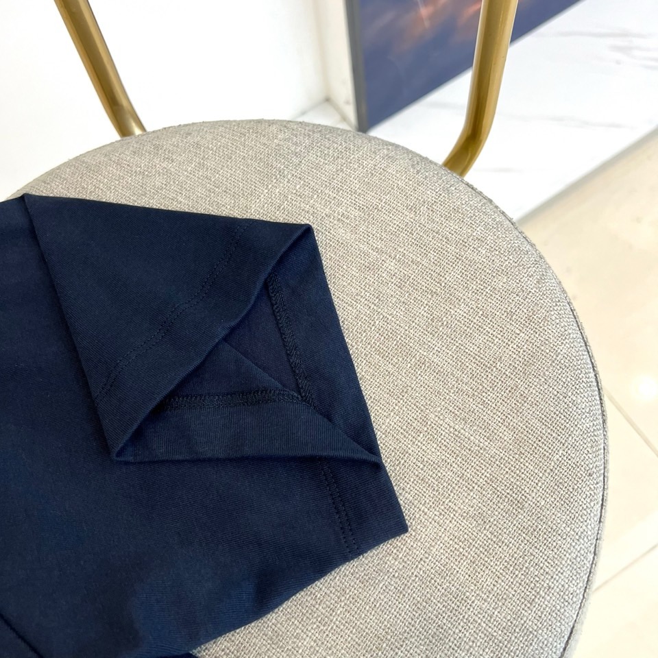 1v威登、2026春夏新品T恤震撼登场！这款短袖T恤采用100%优质棉质面料，亲肤透气，带来极致的穿着舒