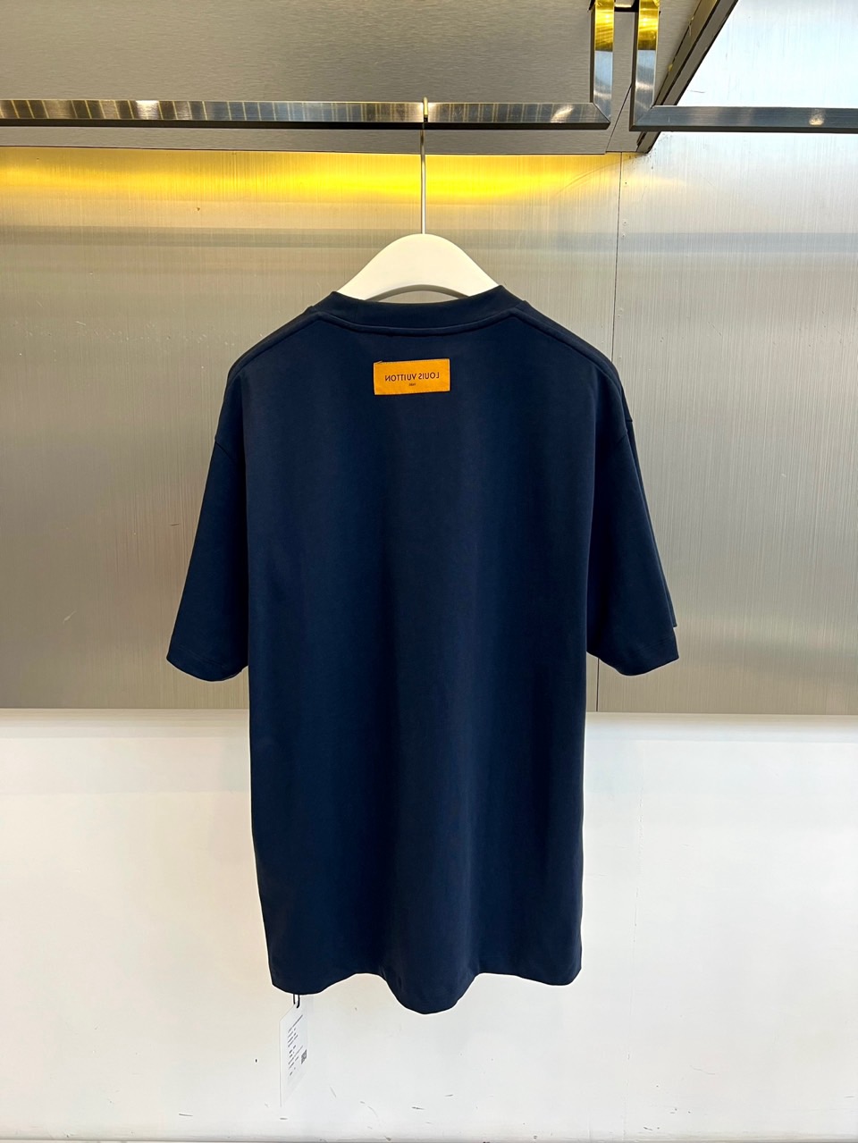 1v威登、2026春夏新品T恤震撼登场！这款短袖T恤采用100%优质棉质面料，亲肤透气，带来极致的穿着舒